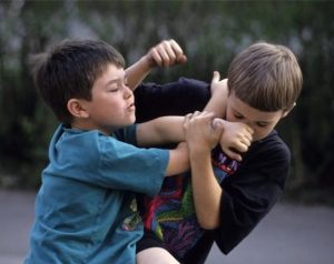 Moje dieťa sa bije. Keď úzkosť u detí vyzerá ako hnev a agresia Moje dieťa sa bije. Keď úzkosť u detí vyzerá ako hnev a agresia